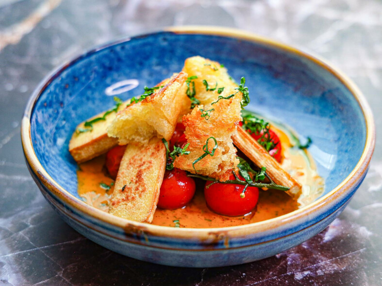 Pomaly pečené paradajky, starý chlieb a údené tofu.